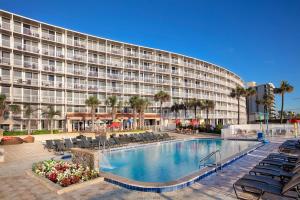 代托纳海滩戴托纳海滨度假酒店度的大楼前设有游泳池的酒店