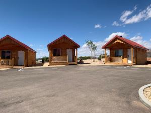 卡纳布Red Canyon Cabins的停车场的几栋小屋