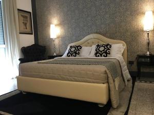 莱切帕拉佐比纳米住宿加早餐旅馆的一间卧室配有一张大床和枕头