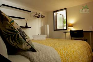 大加那利岛拉斯帕尔马斯Casa The Garden Las Palmas的一间卧室设有一张大床和一个窗户。