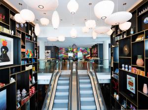 楠泰尔巴黎拉德芳斯世民酒店 的一个带自动扶梯和灯的购物中心
