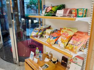 大阪Hotel Shin Osaka / Vacation STAY 81521的储存着不同种类的食物的货架