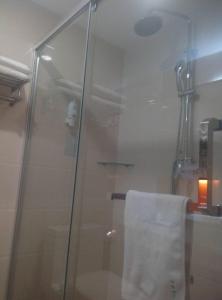 临汾7天优品·临汾平阳南街店的玻璃门淋浴和毛巾