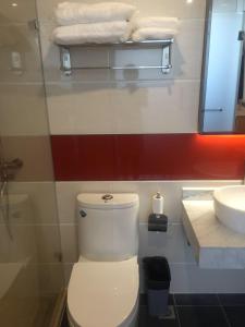 吴忠7天优品·吴忠万达广场店的浴室配有白色卫生间和盥洗盆。