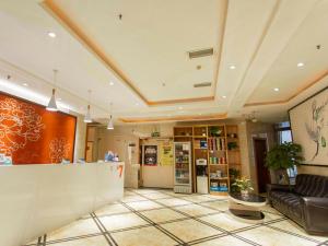 重庆7天优品·重庆汽博中心金童路轻轨站店的大堂设有柜台,沙发位于客房内