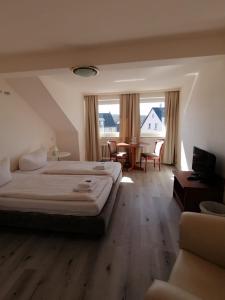 阿恩斯贝格Hotel zur Post的一间卧室配有一张大床和一张桌子及椅子