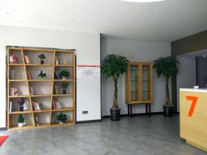 北京7天优品·北京天安门广场店的一间有架子的房间,里面装有盆栽植物