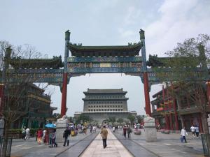 北京7天优品·北京天安门广场店的一座大门,后面有一座建筑