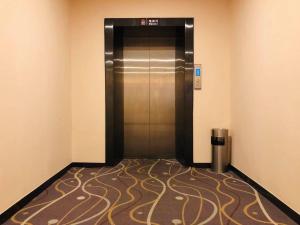Laizhou7天优品·莱州市政府店的电梯,楼里铺有地毯