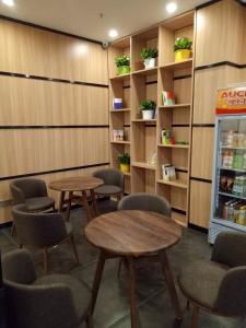 Nenjiang7天优品·黑河嫩江县客运站店的一间配备了桌椅和冰箱的等候室