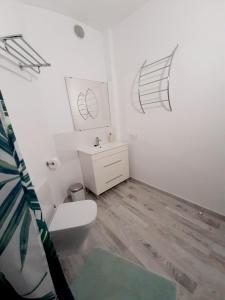 厄尔梅达诺Finca La Barca的一间带卫生间的浴室和墙上的绘画