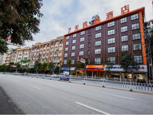 Zhenxiong7天优品·昭通镇雄店的街道边的大建筑