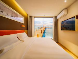 Zhenxiong7天优品·昭通镇雄店的一间卧室配有一张床,享有码头的景色