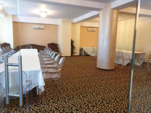 皮特什蒂市中心魔力酒店的一个带桌椅的宴会厅和柱子