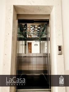 乌尔齐尼LaCasa Apartments Ulcinj的大楼内的一个大型玻璃电梯门