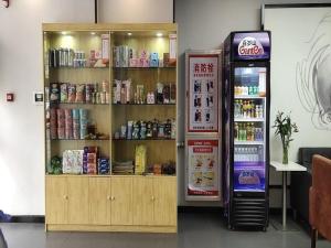 洛阳7天优品·洛阳伊川杜康大道店的一间商店,里面装有冰箱和汽水机