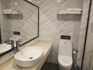 赣州7天优品·赣州汽车站店的一间带水槽、卫生间和镜子的浴室