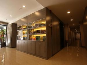 西宁7天优品·西宁大什字中心店的大型客房,位于一栋建筑中,设有木制橱柜