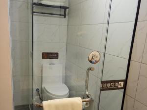 北京7天优品·北京上地体育大学店的一间带卫生间和淋浴的小浴室