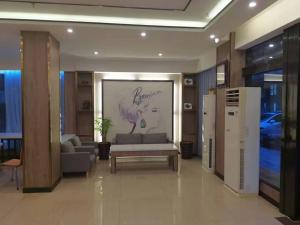 广州7天优品·广州广园客运站店的客厅配有沙发和桌子