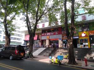 深圳7天优品·深圳竹子林地铁站店的停在大楼前的街道上的汽车
