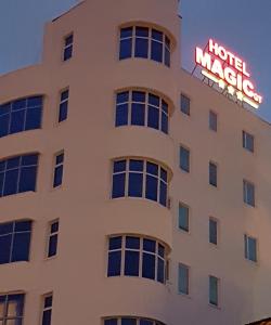 皮特什蒂市中心魔力酒店的建筑一侧的酒店魔术标志