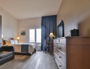 圣热罗姆圣杰罗姆康福特茵酒店的配有一张床和一台平面电视的酒店客房