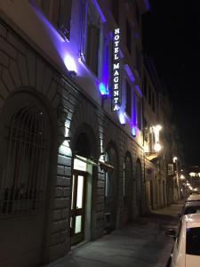 佛罗伦萨品红酒店的街道上灯亮蓝色紫色的建筑