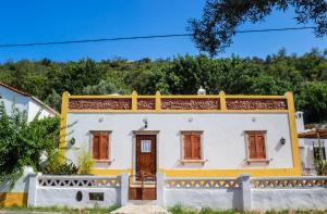 SalirCasa da Tita的黄色和白色外墙的房子