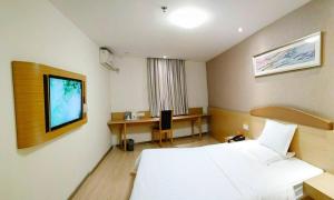 7天连锁酒店重庆沙坪坝店客房内的一张或多张床位