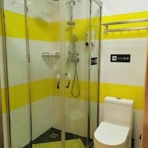 7天酒店·晋中山西大学城店的一间浴室