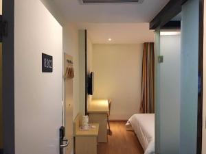 T'ung-jen7天酒店·铜仁江口梵净山国家公园店的酒店客房设有一张床、一张书桌和一台电视机。