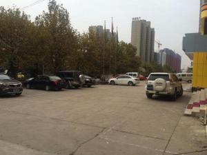洛阳7天酒店·洛阳新安店的城市里满载汽车的停车场
