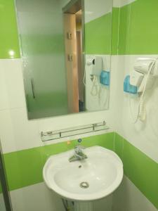 沁县7天酒店·长治沁县店的一间带水槽和镜子的浴室