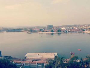 沁县7天酒店·长治沁县店的一大片水体,城市背景
