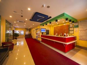 沈阳7天酒店·沈阳火车站太原街店的一间设有红色和绿色柜台的快餐店