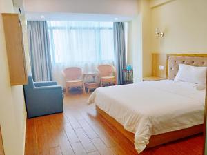 三亚7天酒店三亚亚龙湾景区店的一间卧室配有一张床、一把椅子和一张桌子