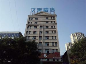 Yaopu7天酒店·孝义人民医院店的一座高大的建筑,上面有起重机