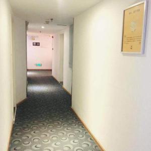 成都7天酒店·成都武侯祠锦里省骨科医院地铁站店的一条空走廊,有走廊长度的长度