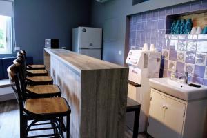 小琉球岛自由空间的餐厅内的酒吧配有椅子和柜台