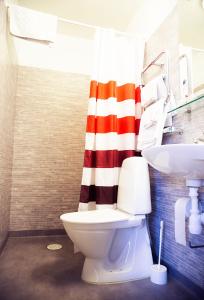 威廉敏娜Lilla Hotellet的浴室设有红色和白色的浴帘和卫生间
