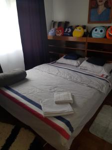 奥尔绍瓦Casa Emi的一间卧室配有带毛巾的床