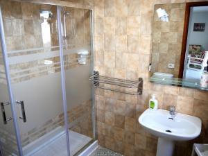 EchedoAPARTAMENTO LOS CACTUS的带淋浴和盥洗盆的浴室