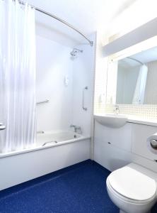 沃特福德沃特福德旅游景点的浴室配有卫生间、浴缸和水槽。