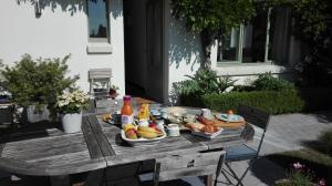 Lasnelittle cottage的一张野餐桌,上面有食物和饮料