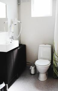 Kågeröd卡格罗兹三星宾馆的浴室配有白色卫生间和盥洗盆。