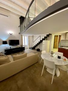 锡拉库扎拉维亚德拉古德卡酒店的客厅配有沙发和桌子