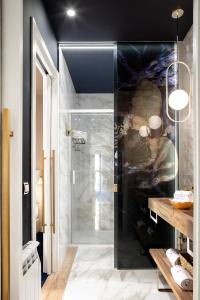 圣塞瓦斯蒂安Luxurious by Sebastiana Group的带淋浴的浴室和玻璃门