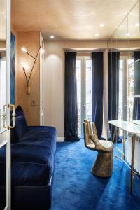 圣塞瓦斯蒂安Luxurious by Sebastiana Group的客厅配有蓝色的沙发和桌子