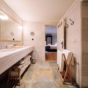 皮尼昂Quinta Nova Winery House - Relais & Châteaux的一间带水槽和镜子的浴室